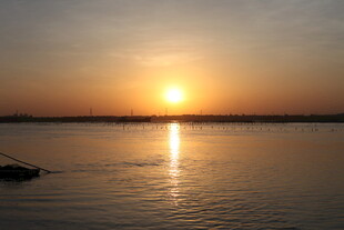 夕阳下的宁静湖面