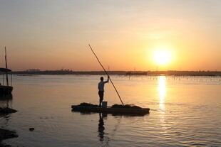夕阳下的独钓者