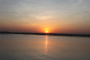 夕阳下的平静湖面