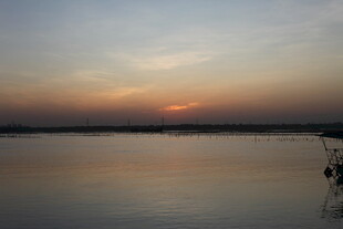 夕阳下的宁静湖面