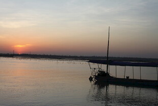 夕阳下的宁静江面小船