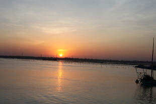 夕阳下的宁静湖面与小船