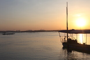 夕阳下的江畔帆船