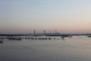 黄昏下宁静的水域码头