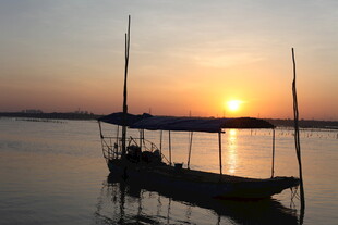 夕阳下的静谧湖面船只