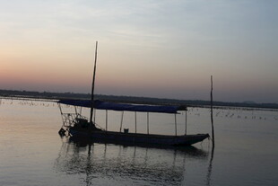 夕阳下湖面的静谧小船