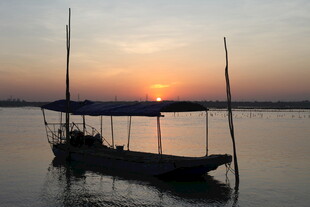 夕阳下湖面的孤舟