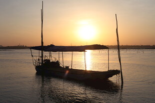 夕阳下湖面的静谧小船