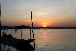 夕阳下静谧的水面与船只