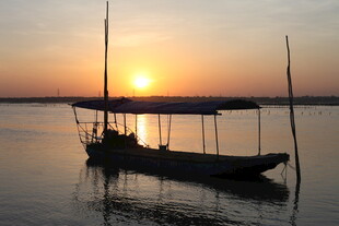 夕阳下湖面的静谧小船
