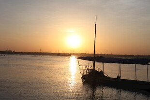 夕阳下的码头与船只