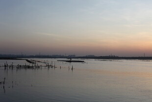 黄昏湖畔静谧小船景象