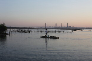 黄昏下宁静的港湾景象