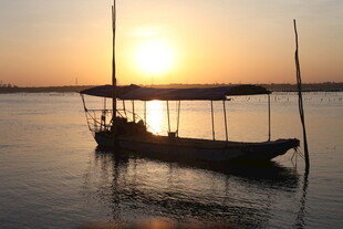 夕阳下湖面的静谧小船