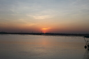 夕阳下的平静湖面