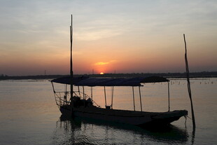 夕阳下湖面的静谧小船