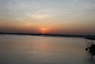 夕阳下的宁静湖面