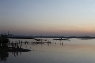 黄昏下宁静的水边景象