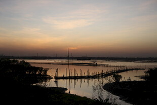 黄昏下宁静的河畔码头