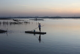 黄昏独舟泛于宁静湖面
