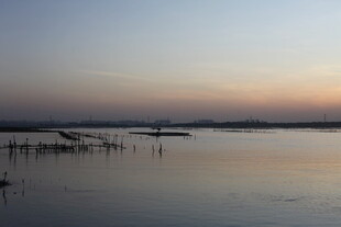 黄昏下宁静的水面景观