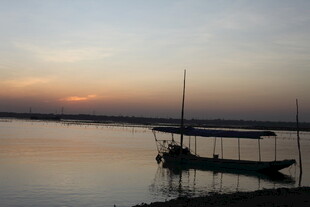 夕阳下宁静的湖面小船