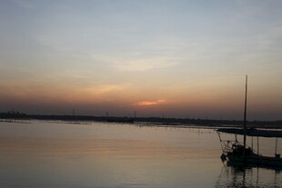 夕阳下的宁静湖面小船