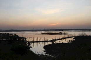 黄昏湖畔栈桥美景