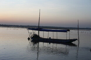 夕阳下湖面的静谧小船