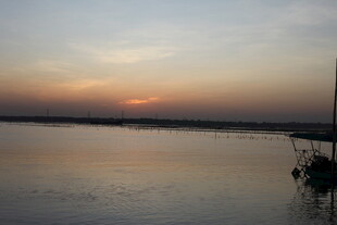 夕阳下的宁静湖面景色