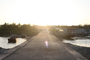 夕阳下的河畔长桥