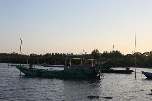 夕阳下的宁静渔村港湾