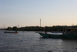 黄昏下的宁静港湾