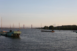 黄昏下宁静的港口景象