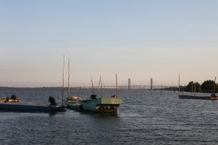 宁静水域中的船只景象