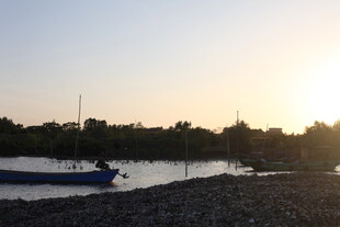 夕阳下的湖畔船只景象