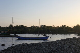 黄昏湖畔停泊的小船