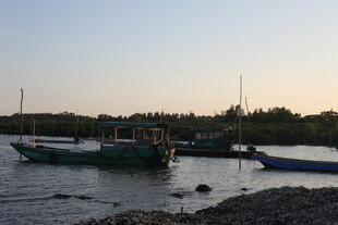 黄昏下停靠岸边的渔船