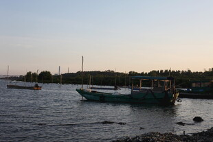 黄昏下的宁静港湾