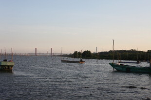 海上船只与远处桥梁景观