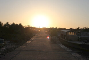 夕阳下的公路景象