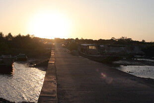 夕阳下的河畔道路