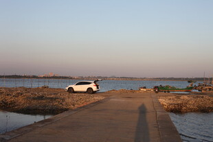 公路尽头的白色汽车