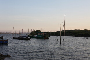 黄昏下的宁静港湾