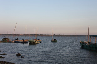 黄昏湖畔停泊的几艘小船