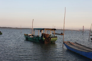 海上停泊的小船