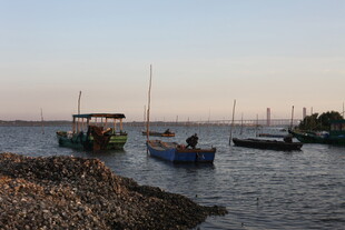 黄昏湖畔停泊的几艘小船