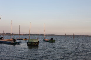 黄昏下宁静的港湾与船只