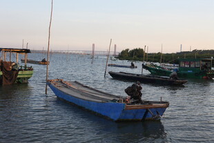 水面停泊的多彩小船