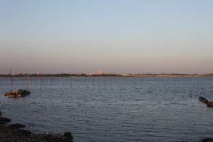 宁静湖面的黄昏景致